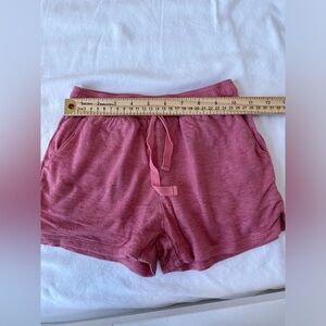 Vineyard vines little kid girl shorts pink with light pattern